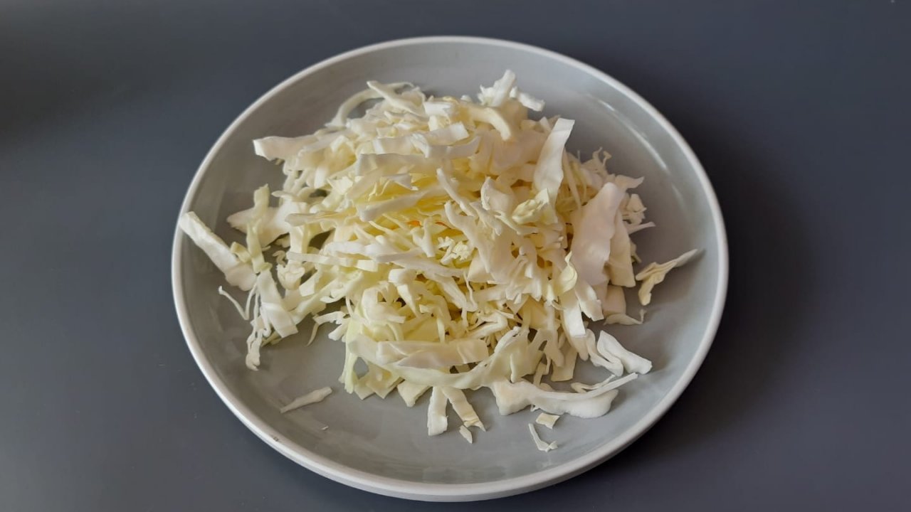 САЛАТ С КАПУСТОЙ И ЗАПРАВКОЙ ИЗ ЯИЧНЫХ ЖЕЛТКОВ