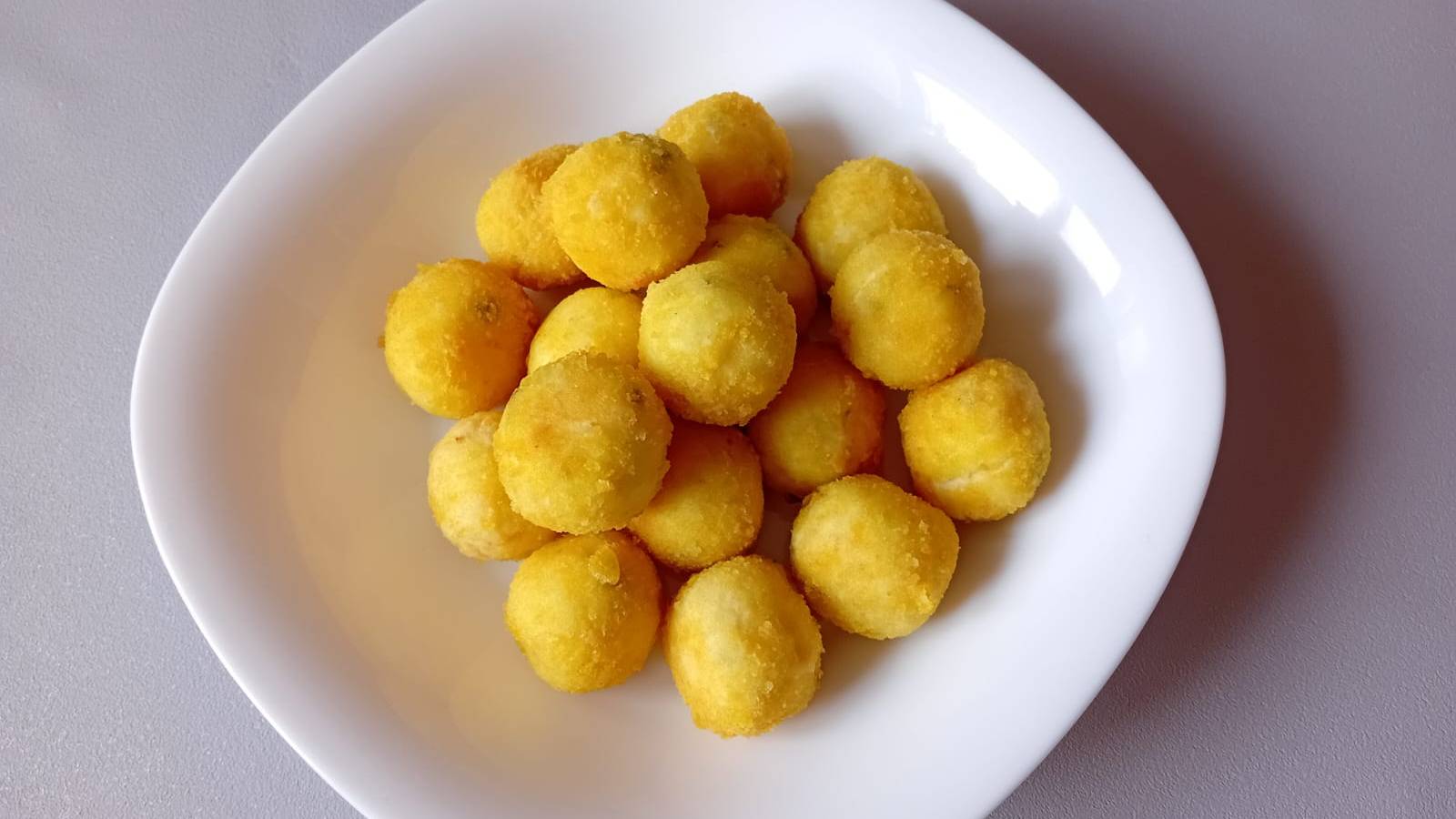 Как приготовить нежные сырные шарики с яйцом в панировке