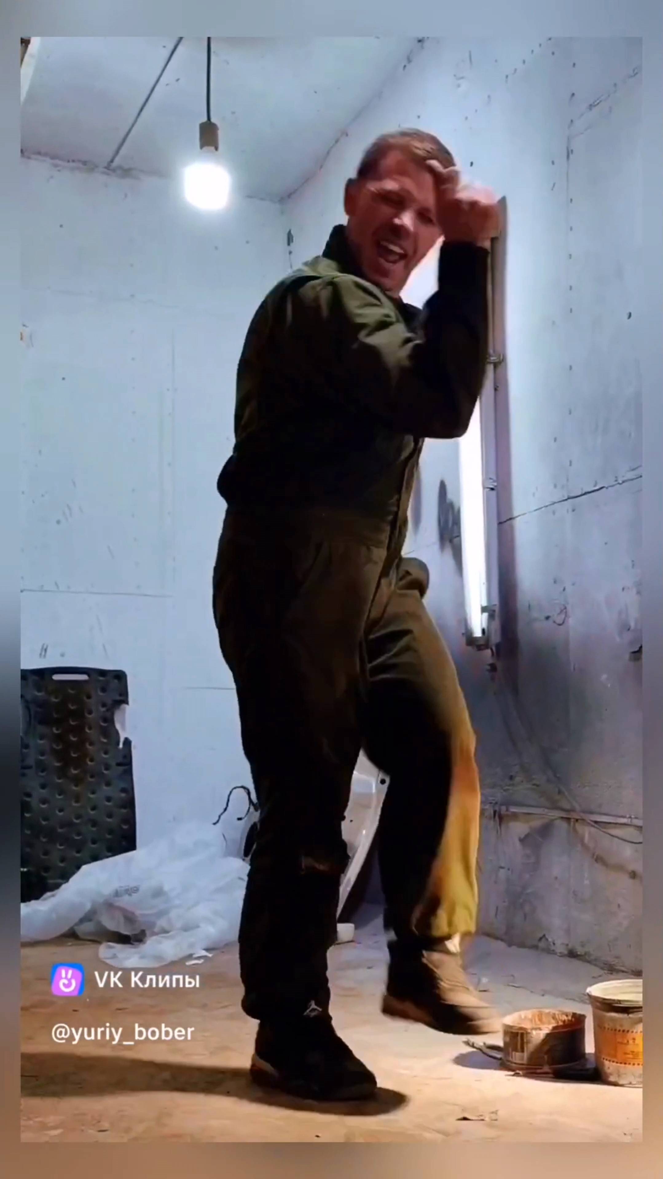 Когда хорошему танцору ничего не мешает. Как классно танцует парень. Браво. Клип заводной.