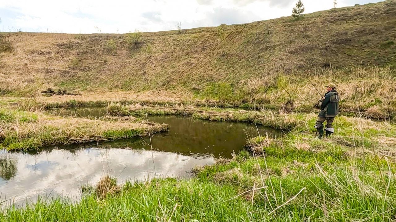 РУЧЕЙ ПЕРЕПРЫГНУТЬ МОЖНА а щука КЛЮЁТ! Рыбалка на спиннинг в мае 2025