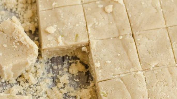 Халва из крупитчатой муки с морковью и орехами.