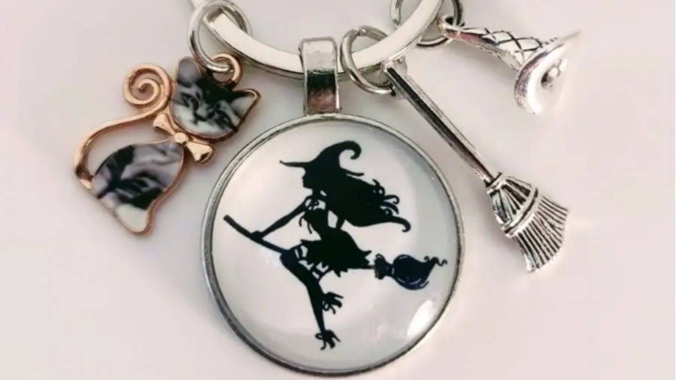 Брелок с ведьмочкой.Обзор.