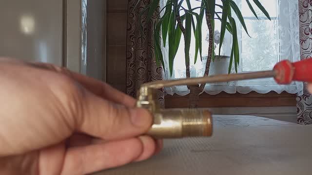 Уголок переходной 3/8 на 1/2 дюйма с встроенным шаровым краном.