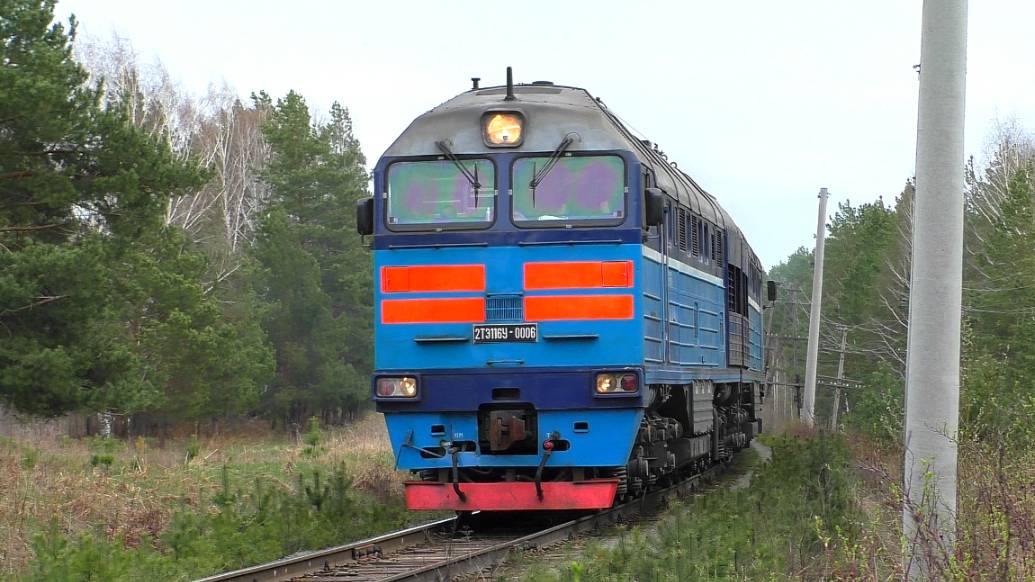 2ТЭ116У-0006 с грузовым поездом и очень приветливой бригадой