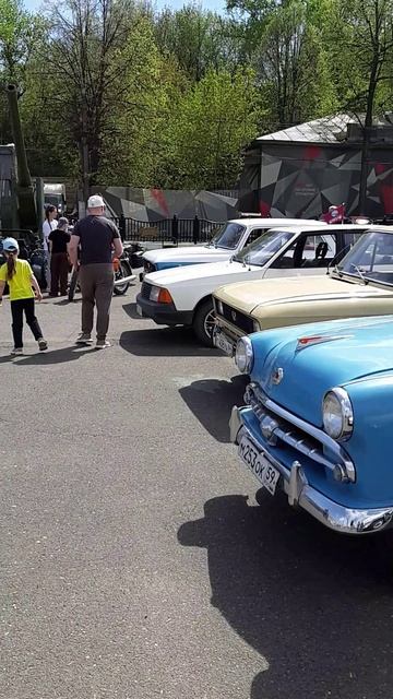 Пробег ретроавтомобилей у Музея Пермской артиллерии