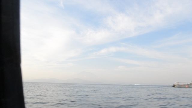 Уплываем с Лембонгана-увидели вдалеке вулкан?