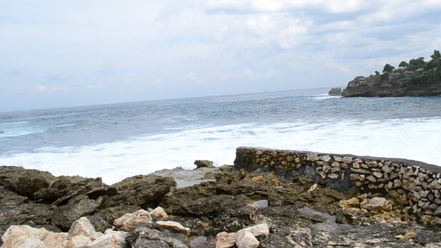 Сумасшедшие на лодке в таких волнах!Лембонган!