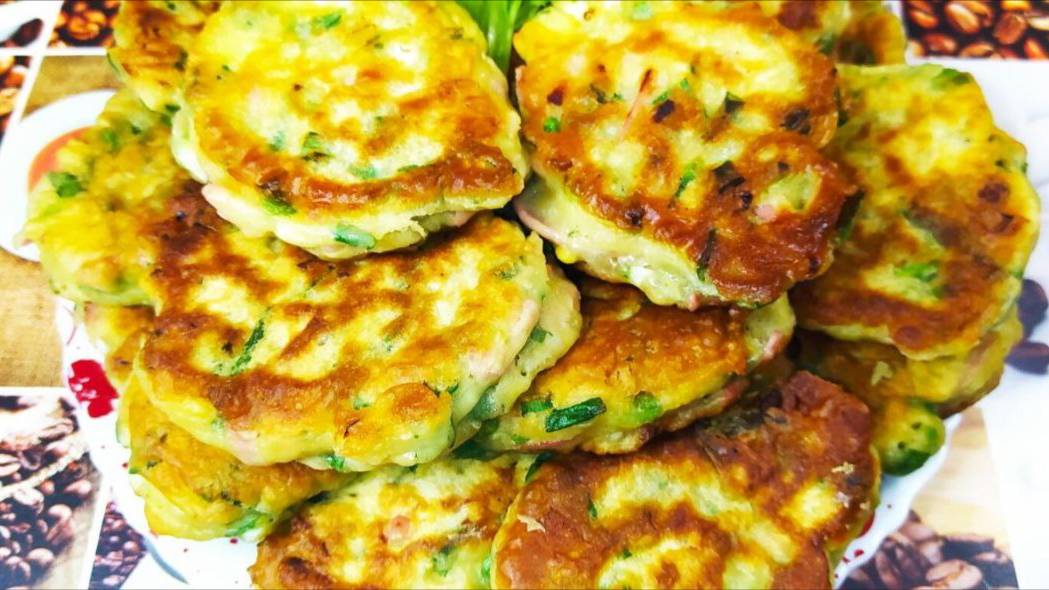 Ленивые пирожки с яйцом, колбасой и луком. Вкусный рецепт.