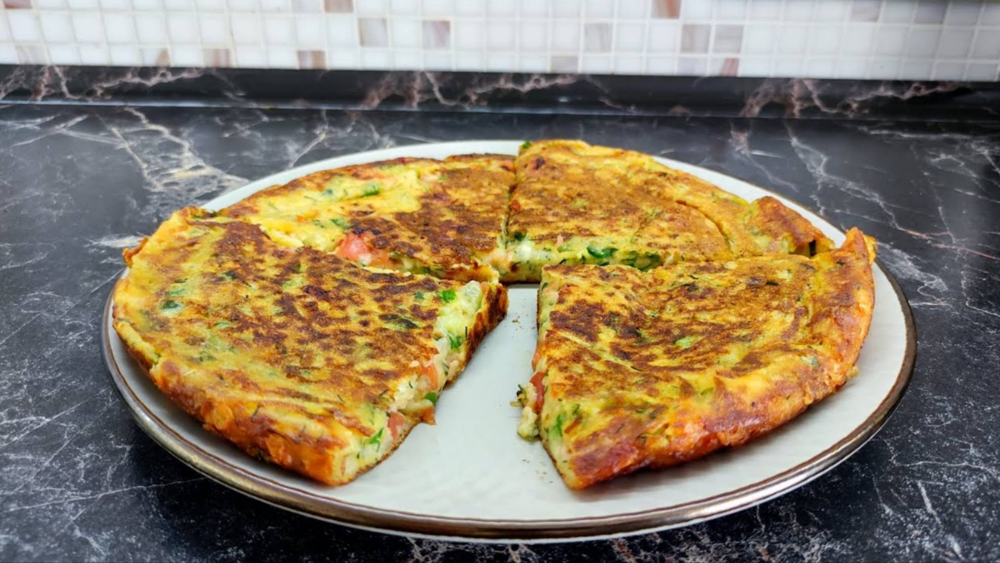 Сырная лепёшка с помидорами. Лепешка на кефире. Рецепт завтрака. Хачапури.