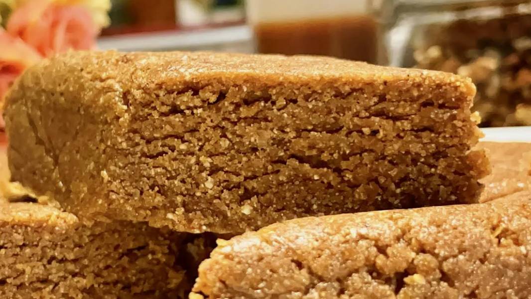 Халва из манной крупы и гороховой муки.