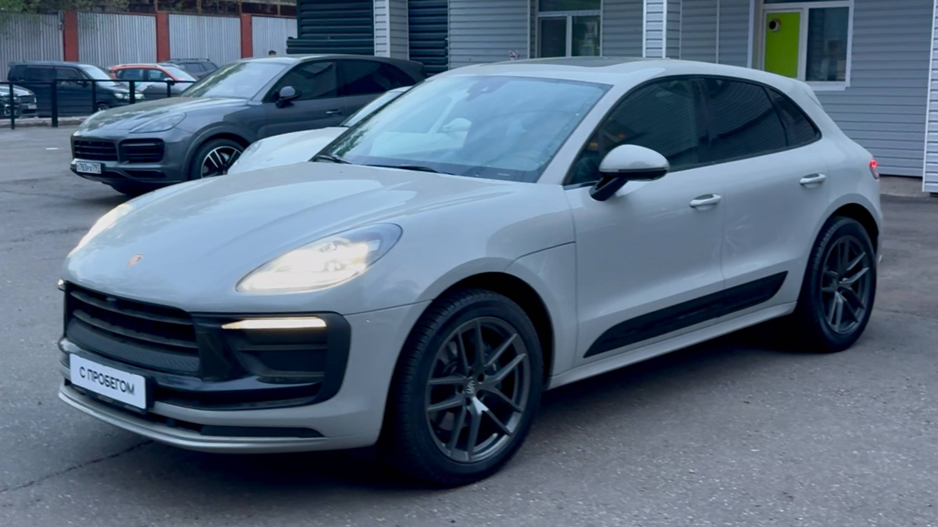 Porsche Macan 2024. Crayon, Black.
