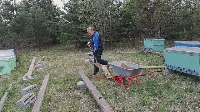 Обустройство ещё одной Пасеки на Сотке. Делаю подставки. Пересаживаю пчёл. Пасека под ключ и пчёлы.