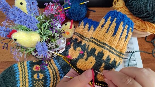 Красивые вязаные носки с вышивкой