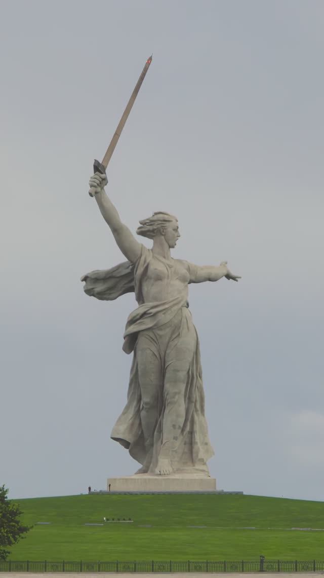 На Мамаевом кургане тишина