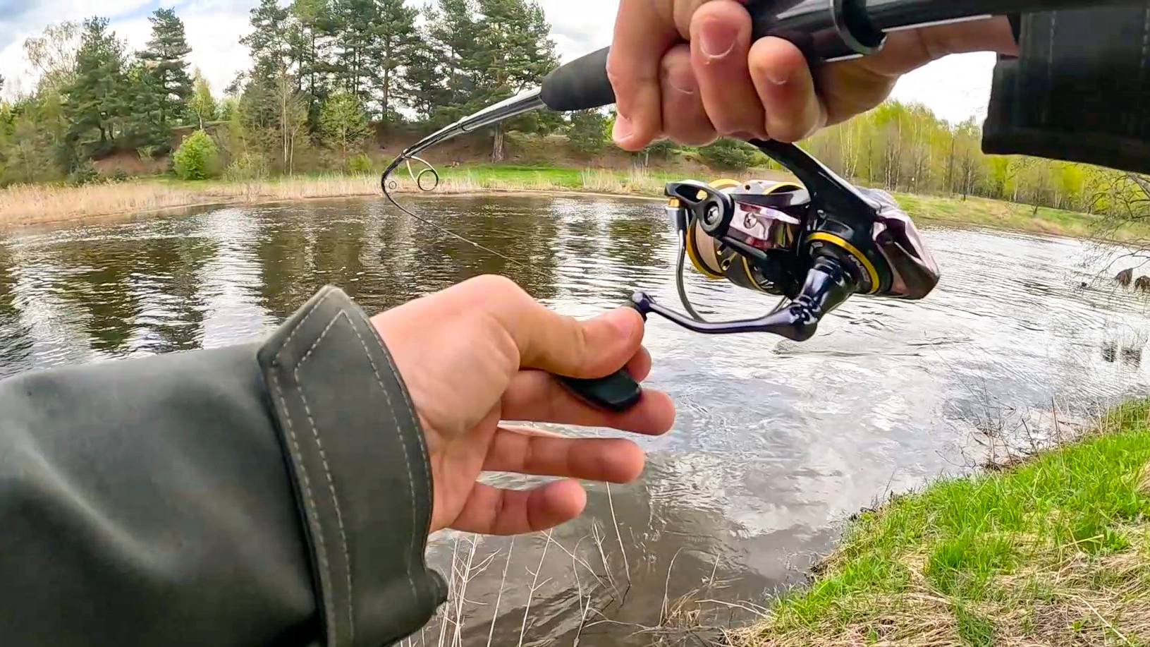 КИНУЛ ПОД ДЕРЕВО, УДАР и спиннинг В ДУГУ! Рыбалка на ПОДЪЕМЕ ВОДЫ в мае 2025