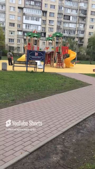 Санкт-Петербург. 11.05.2025. Детская игровая площадка во дворе по улице Хошимина