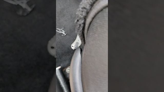 Подрезка боковых накладок передних сидений(трут обивку)