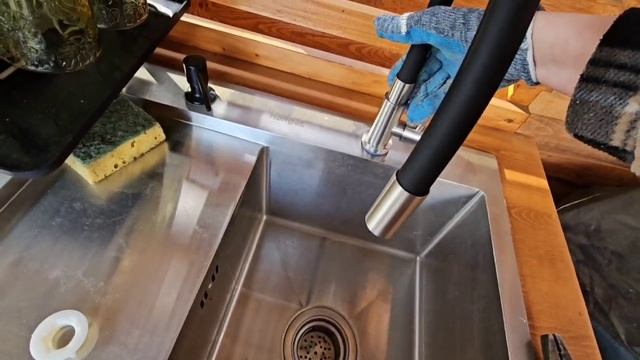 МЕНЯЮ В ЛЕТНЕЙ КУХНЕ СМЕСИТЕЛЬ, БЫЧКОВСКИЙ С КЛЁПОЙ ПОМОГАЮТ