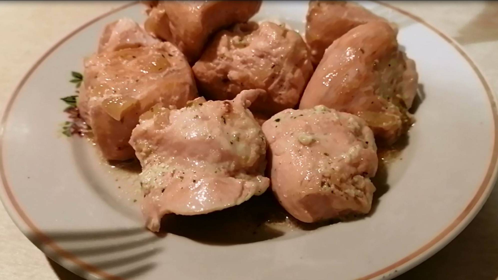 Сочная куриная грудка в сметанном соусе. Простой рецепт куриной грудки тушеной в сметане