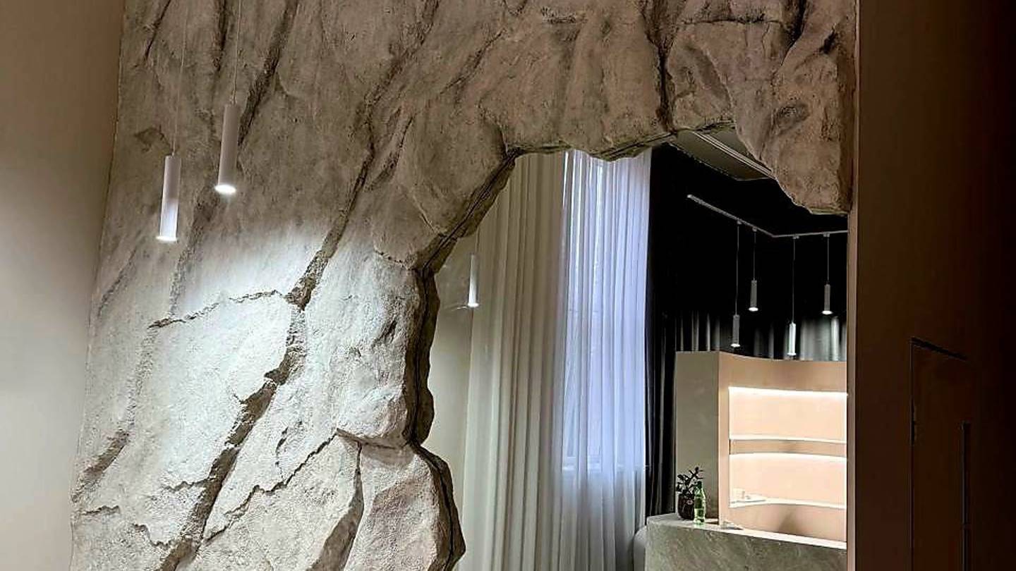 Декоративная  скала в  виде  пещеры мастер Аристарх.