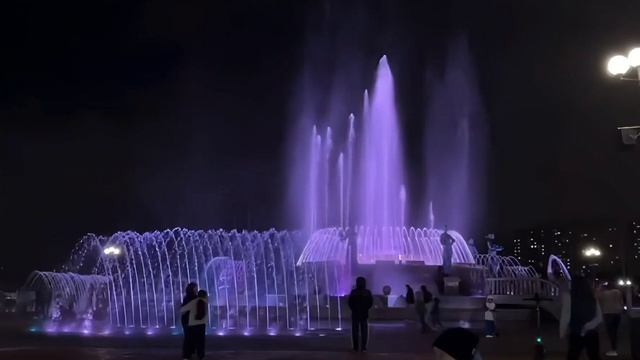 Владимировская площадь. Фонтан Россия в ночное время. Ставрополь