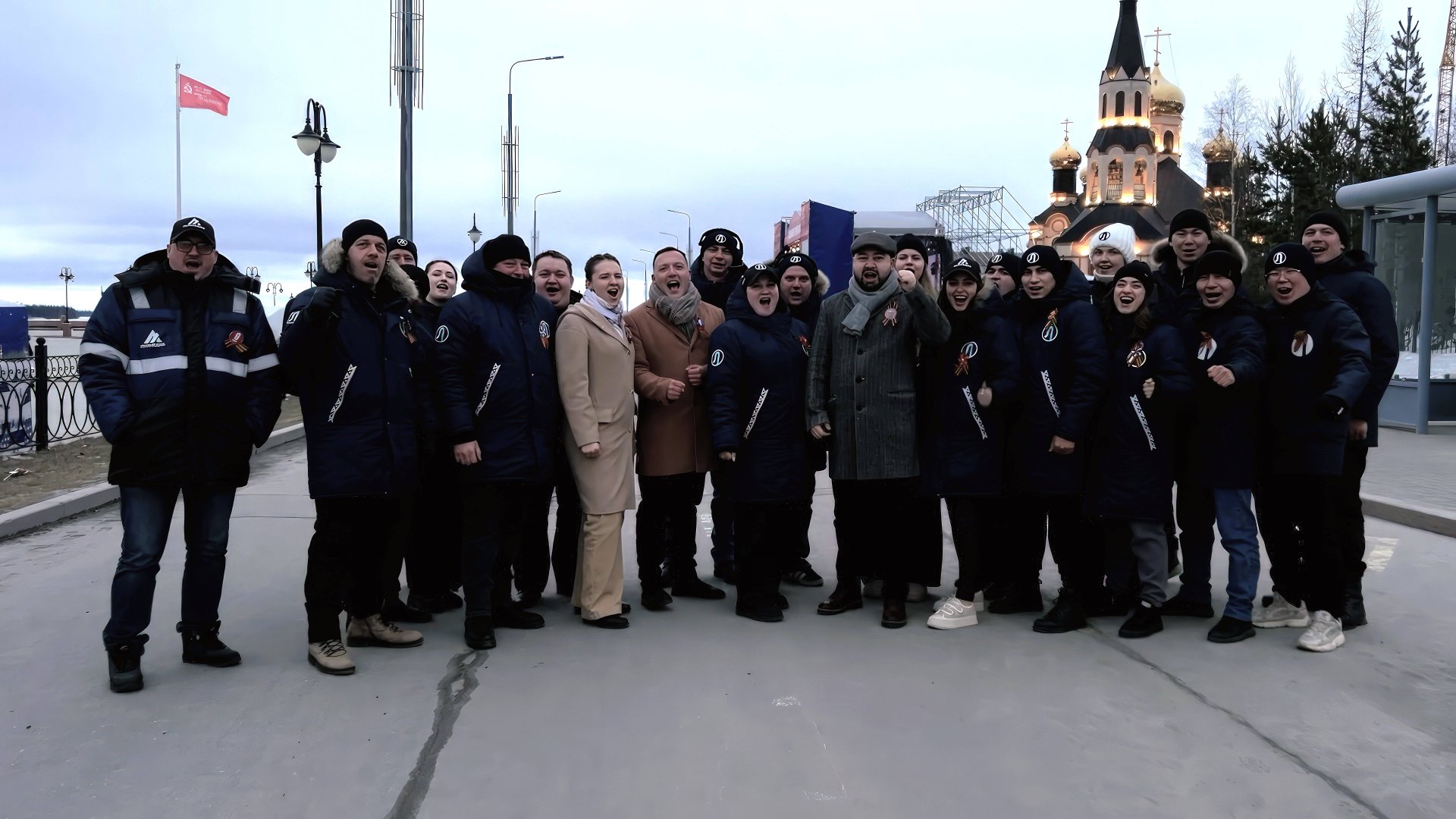 За каждым кадром — человек! Иногда — с тремя камерами в руках