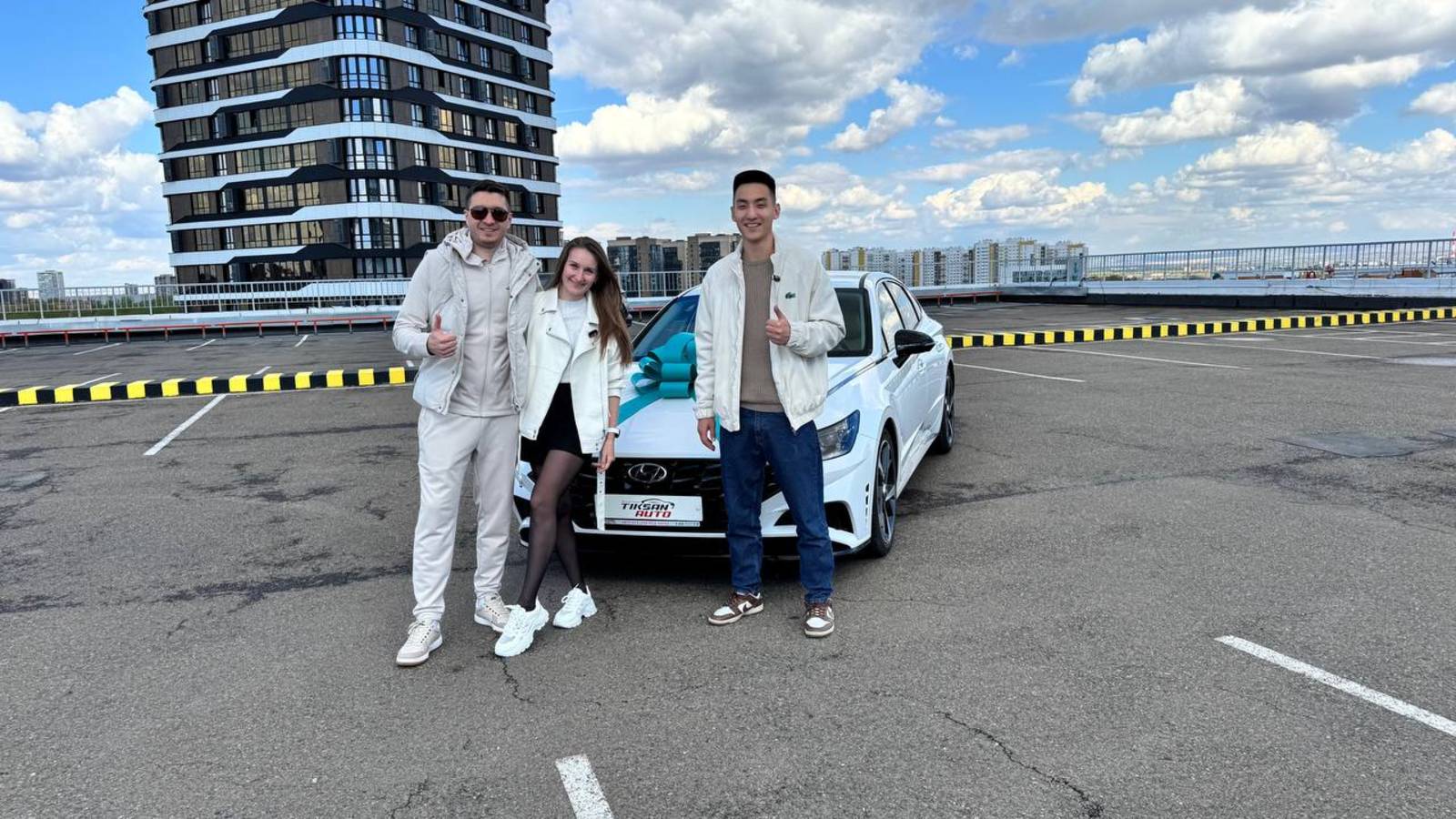 "АААА! Какая она красивая! Класс! Она лучше чем на картинке!" Отзыв с выдачи Hyundai Sonata