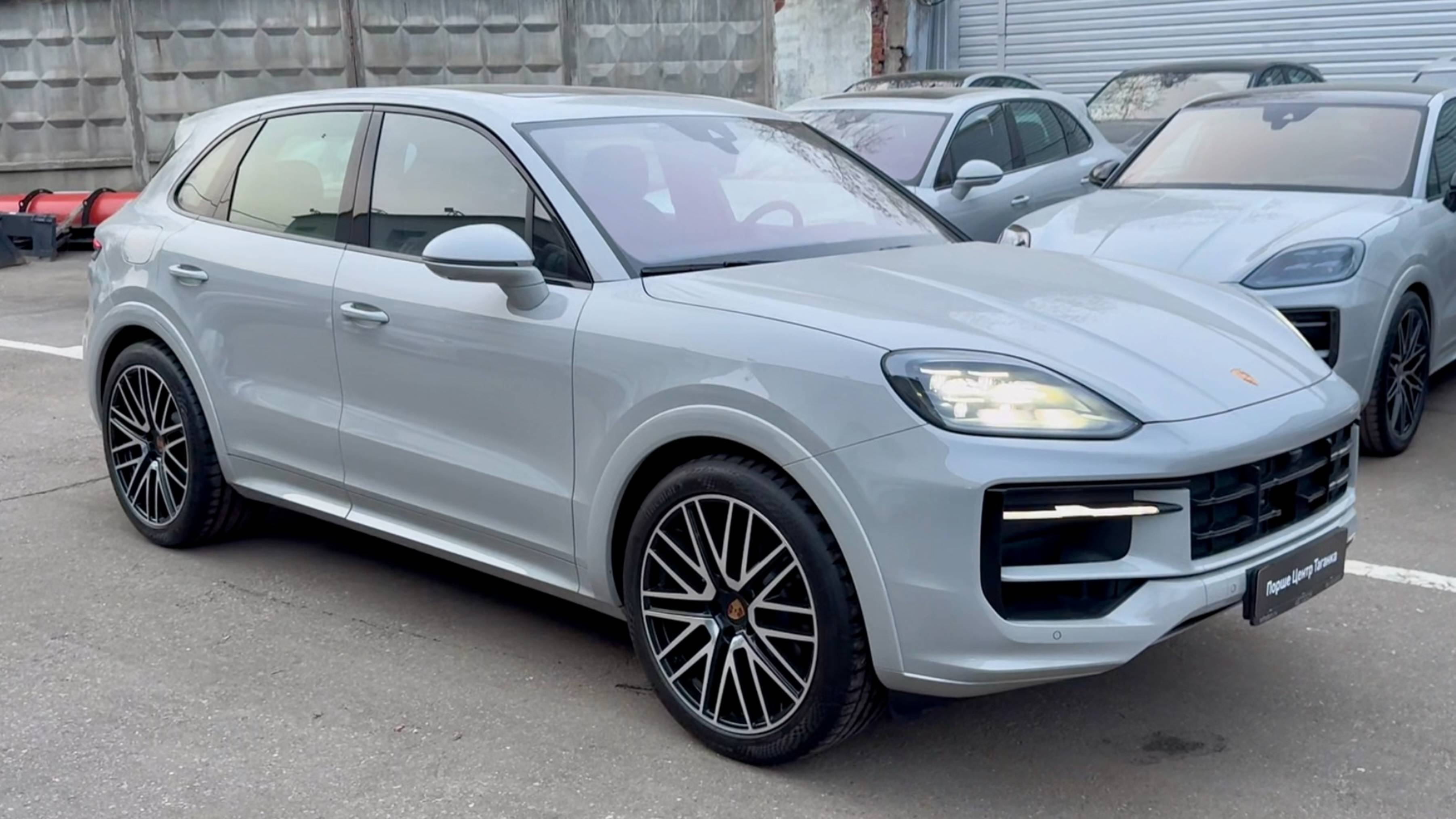 Porsche Cayenne 2024. Crayon, Night Green