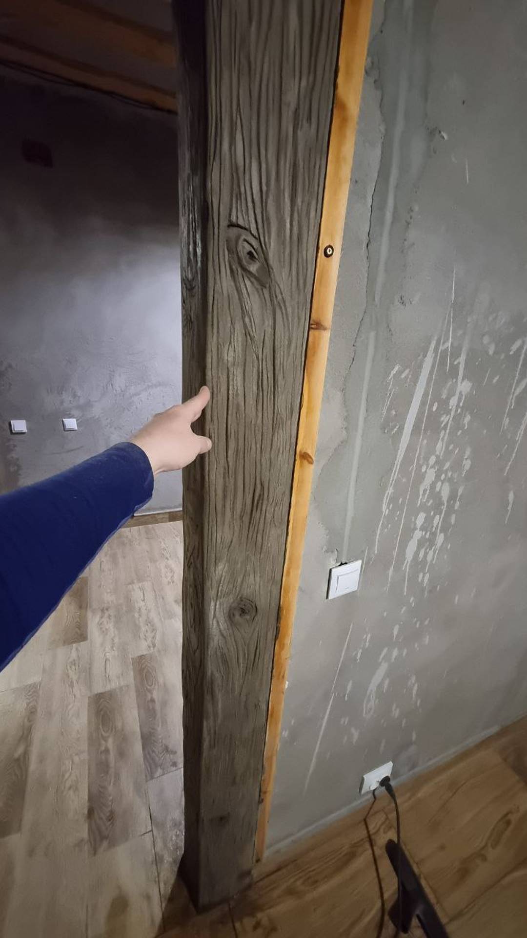 оформление входа в комнату.откос в виде бревна  из  арт - бетона.  мастер Никита . #творчество