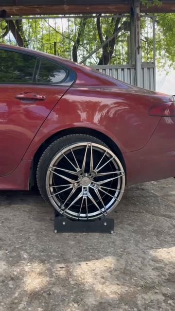Jaguar XF на примерке дисков в 20-ом диаметре