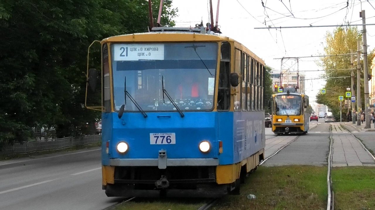 Трамвай Екатеринбурга Tatra T6B5SU борт. №776 следует по маршруту 21 по ул. Луначарского