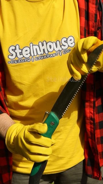 Он показывает креативные лайфхаки - Как расколоть бревно клином