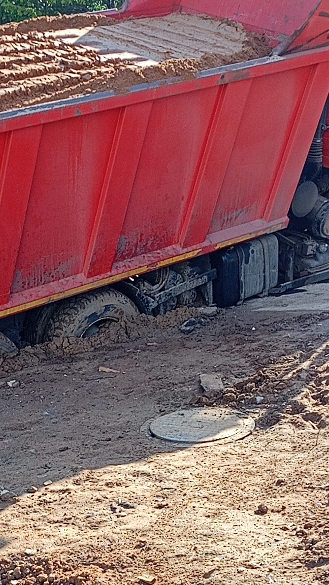 Застрял грузовик