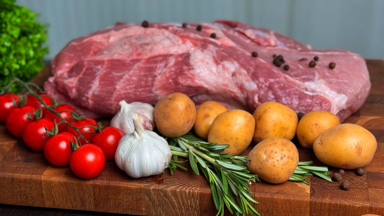 Нежнейшая свиная шейка с секретом! Обалденный рецепт с кукурузой и картошкой!