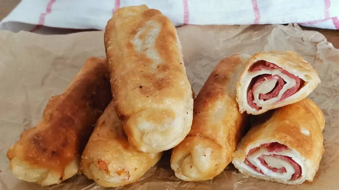 Рецепт пирожков рулетиков. Тесто для пирожков готовим просто. Пирожки с ветчиной и сыром.