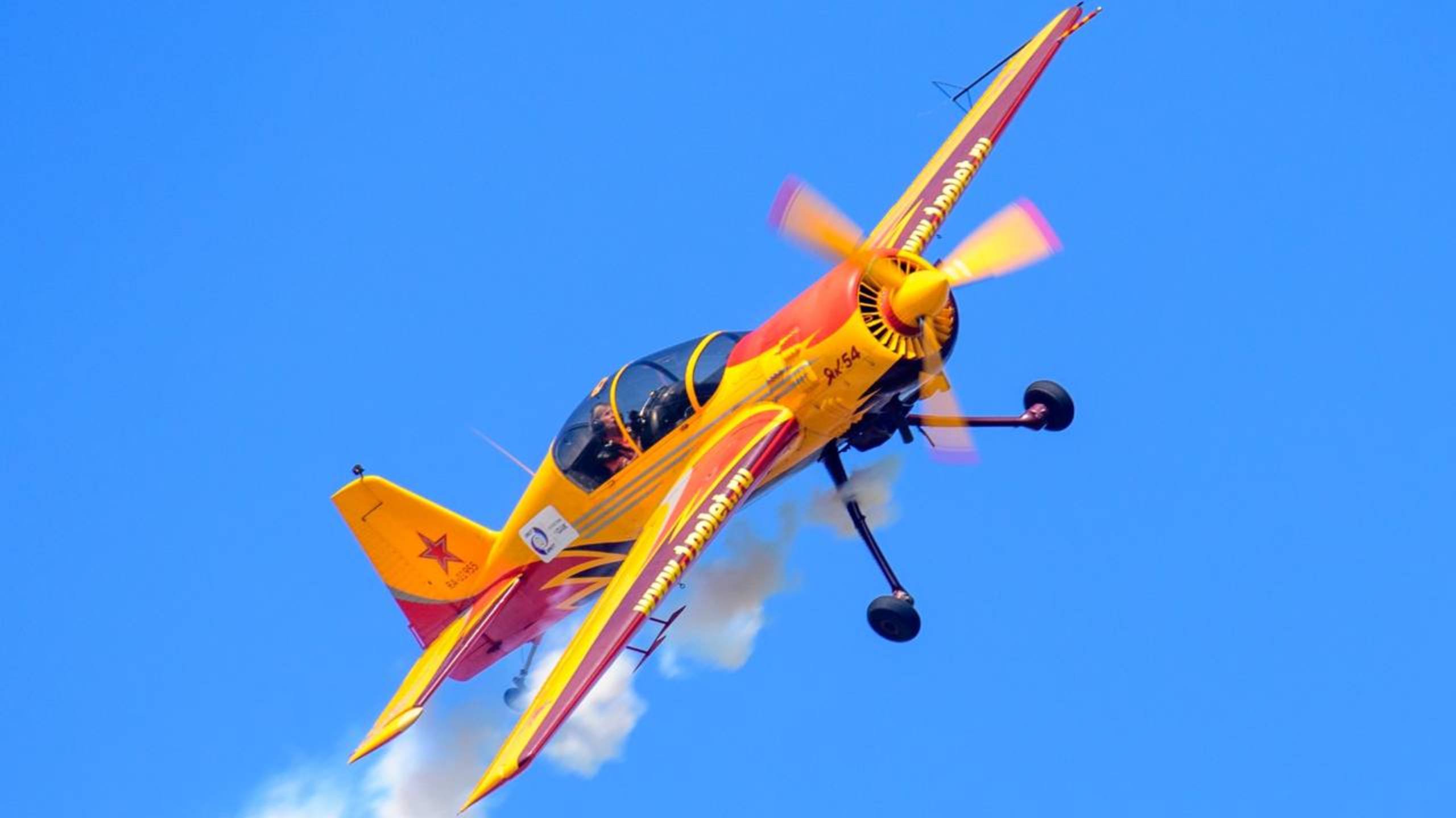 Невероятно красивые кадры полета и эпические трюки профессиональных пилотов