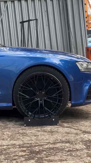 Audi RS5 на примерке дисков в 20-ом диаметре