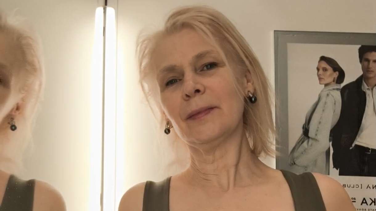 примерка блузки в ТЦ