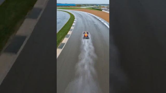 Болид Ф-1 против самого быстрого дрона.