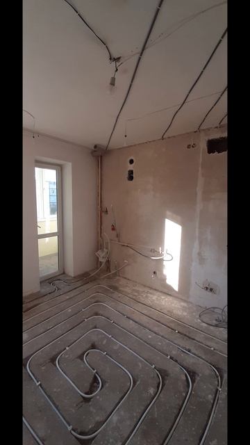 Ремонт кухни. Монтаж металопластиковой трубы для теплого пола. Штукатурка стен. Ремонт. Калининград.