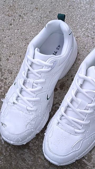 Как защитить белую обувь от грязи и воды?