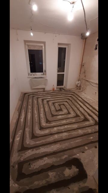 Ремонт кухни. Замазка штроб теплого пола плиточным клеем. Ремонт. Калининград.