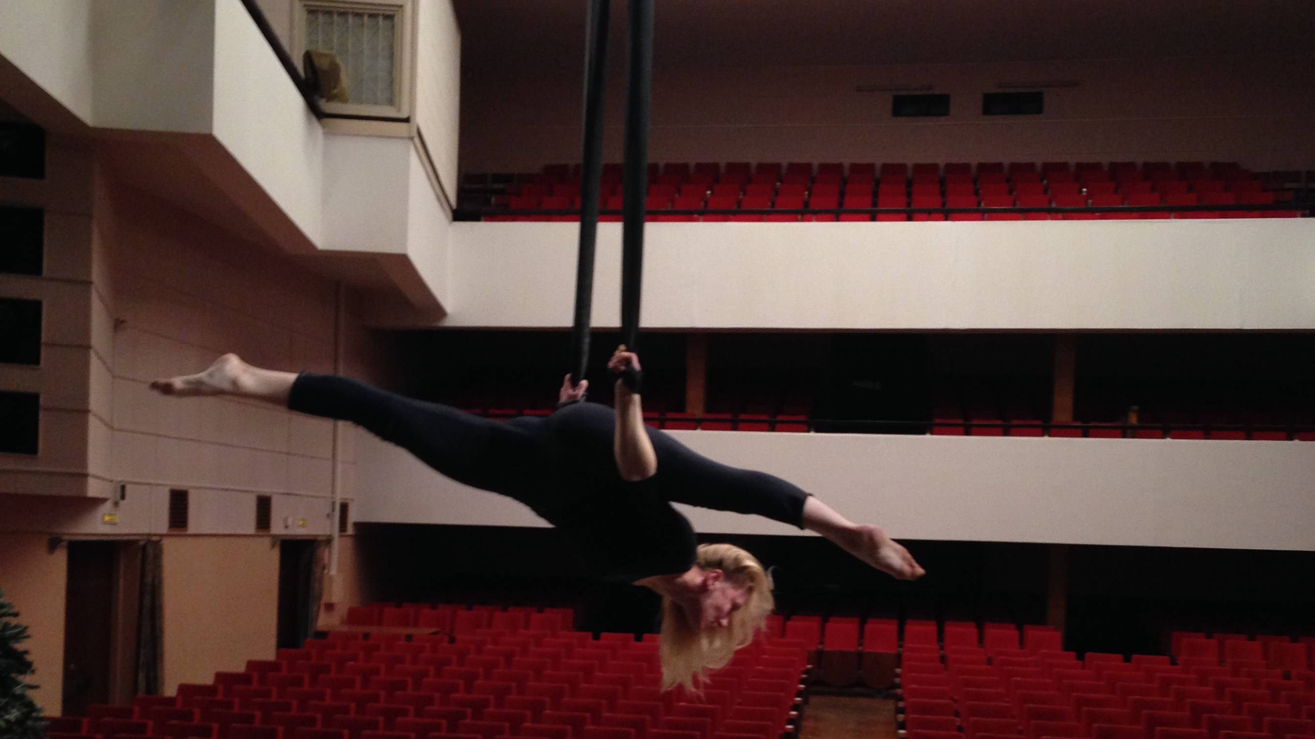 Обучение воздушной гимнастике на разнообразном  реквизите!