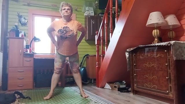 Отметим День Пионерии зарядкой,под пионерские песни.