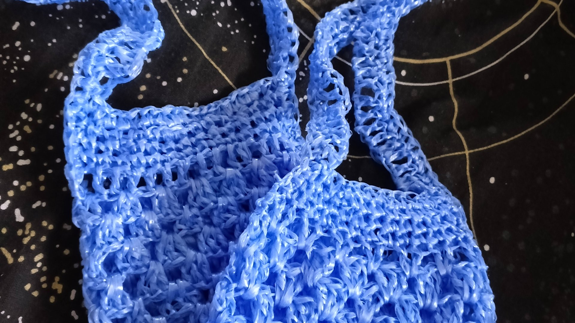 Вяжем простую мочалку сеточку часть3 закрываем край и вяжем ручку