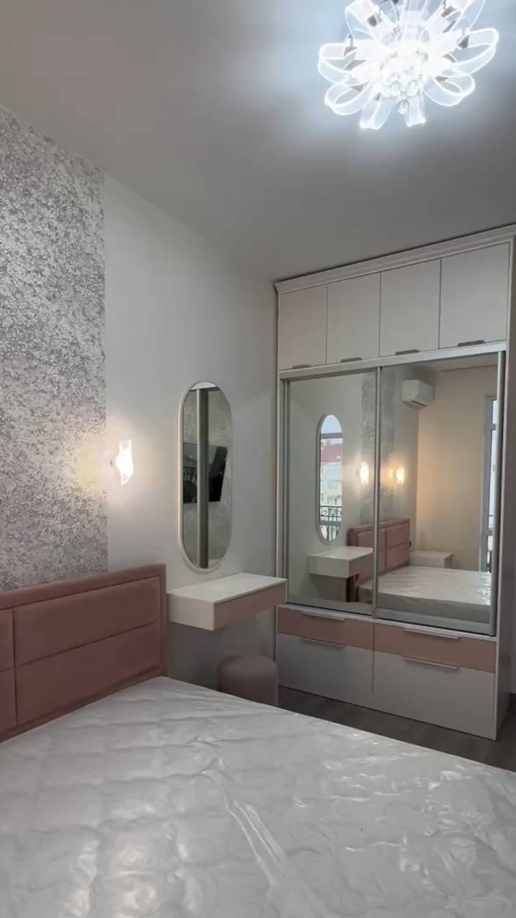 Спальня на заказ. Шкаф в спальню на заказ. Мебель в спальню на заказ с фрезеровкой, розовая,кашемир