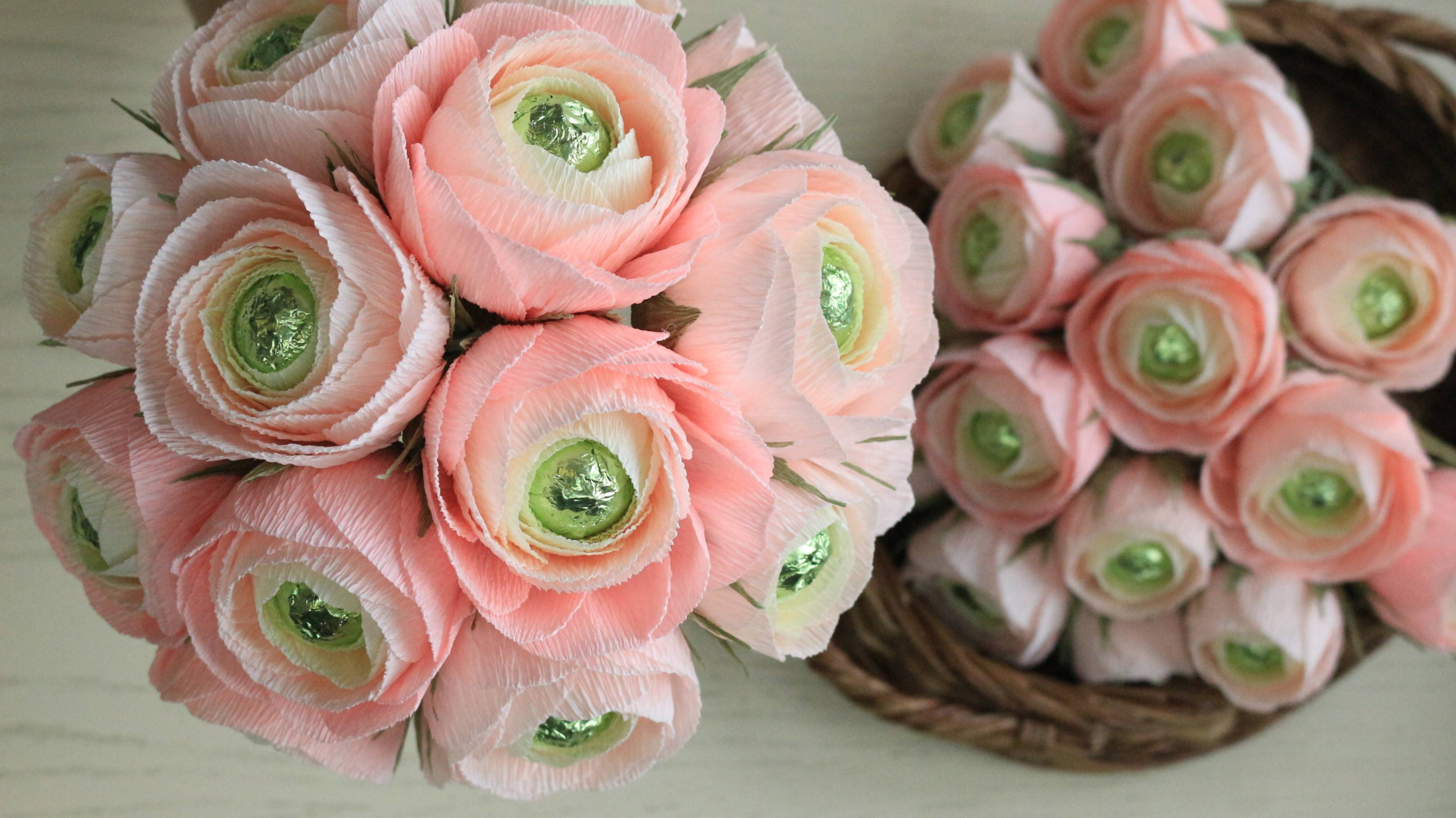 Нежные ЛЮТИКИ - ранункулюсы из гофрированной бумаги с конфетой