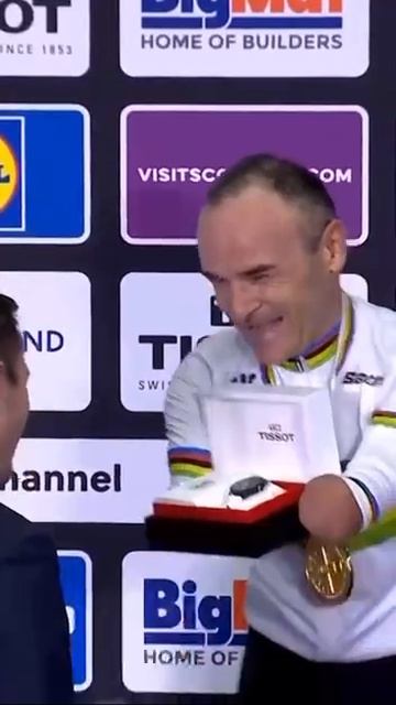 Испанский велосипедист Рикардо Тен и часы