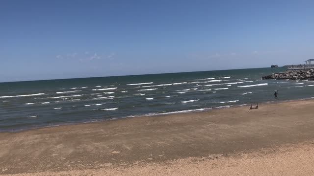 😊🌈 Красивый пляж в городе Каспийск на Каспийском море весной.