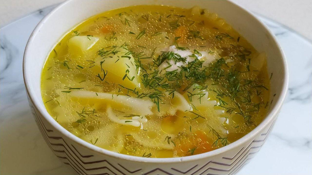 Превосходный куриный овощной суп с макаронами.